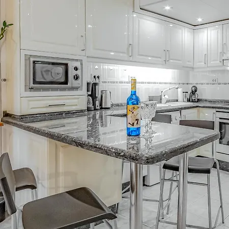 Cozy 2 Bedroom With Pool View And 2 Bathrooms In Cristianos